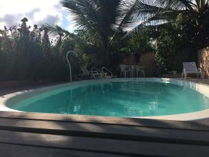 Swimming pool sa o malapit sa Suíte 10 com wifi a 4 min da praia em Caraguá