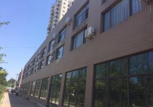 ein Backsteingebäude mit seitlichen Fenstern in der Unterkunft 7Days Premium Beijing Dongba Branch in Peking