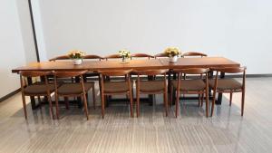 7Days Premium Chongqing Dazu Shike XIncheng Branch في Dazu: طاولة وكراسي خشبية في الغرفة