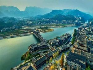z powietrza widok na rzekę z budynkami i mostem w obiekcie 7Days Premium Chongqing Dazu Shike XIncheng Branch w mieście Dazu