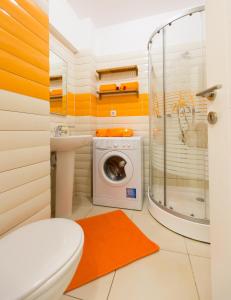 a bathroom with a toilet and a washing machine at Bucharestby Apartments in Bucharest