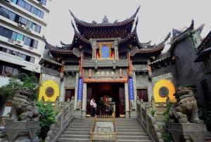 Η πρόσοψη ή η είσοδος του 7Days Premium Chongqing Jiefangbei Pedestrian Street Branch