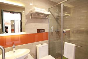 Un baño con ducha, inodoro y lavabo. en 7Days Premium Beidaihe Dove Nest Park Branch, en Qinhuangdao