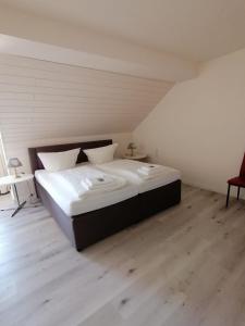 Postel nebo postele na pokoji v ubytování Hotel zur Post