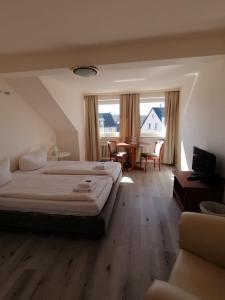 Postel nebo postele na pokoji v ubytování Hotel zur Post