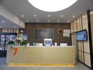 a lobby with a large counter with at 7Days Premium Tangshan Xiaoshan People's Hospital Branch in Tangshan