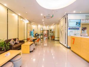 un hall d'un hôpital avec salle d'attente dans l'établissement 7Days Premium Beijing Happy Valley Wangsiyingqiao Branch, à Pékin