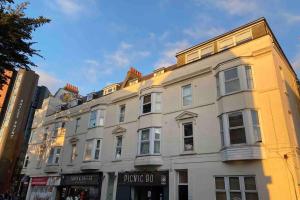 Gallery image of Coastline Retreats - Newly Refurbished Town centre, Close to beach, Large Jet bath with TV, Netflix, swing and we pay parking in Bournemouth
