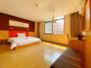 Postel nebo postele na pokoji v ubytování 7Days Premium Yichang Gezhouba Branch