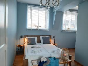 ザントフォールトにあるBenny's Beach House 1の青いベッドルーム(ベッド1台、窓2つ付)