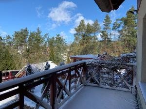 Balkon lub taras w obiekcie Zakątek RąbÓwka Dom Ryby Bania