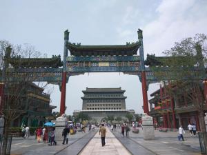 een grote poort met een gebouw op de achtergrond bij 7Days Premium Beijing Tiananmen Square Branch in Beijing