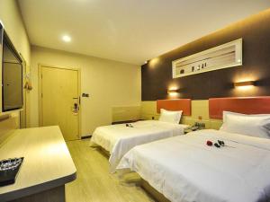 Katil atau katil-katil dalam bilik di 7Days Premium Laizhou City Government Branch