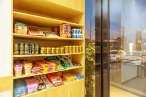 成都7天优品成都火车东站地铁站店的装满食物的书架的食品储藏室和窗户