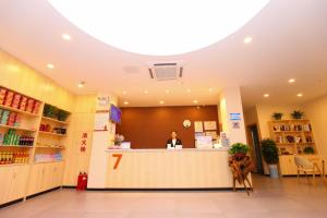 Lobbyen eller receptionen på 7Days Premium Yichang CBD Business Center Branch
