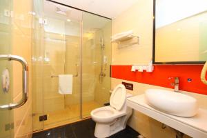 ein Bad mit einem WC, einem Waschbecken und einer Dusche in der Unterkunft 7Days Premium Yichang CBD Business Center Branch in Yichang