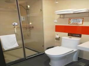 Ett badrum på 7Days Premium Heihe Nenjiang County Keyun Station Branch