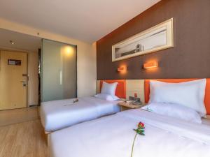 Ένα ή περισσότερα κρεβάτια σε δωμάτιο στο 7Days Premium Xichang Torch Plaza Qionghai Wetland Park Branch