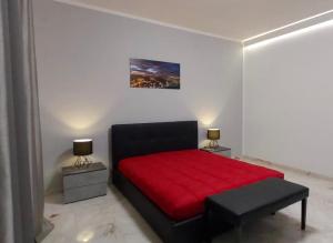 una camera con un letto rosso e una coperta rossa di MATERA TO LOVE a Matera