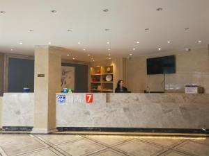 The lobby or reception area at 7Days Premium Dalian Xinghai Square Xi'an Road Subway Station Branch