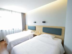 En eller flere senge i et værelse på 7Days Premium Dalian Xinghai Square Xi'an Road Subway Station Branch