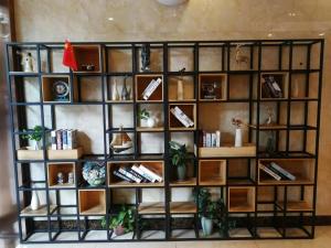 a black book shelf with books on it at 7Days Premium Shiyan Renmin Road Sanyan Coach Station Branch in Shiyan