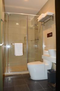 a bathroom with a shower and a toilet and a sink at 7Days Premium Shijiazhuang Zhonghua Avenue North 2nd Ring Mingyue Jiaju Branch in Shijiazhuang