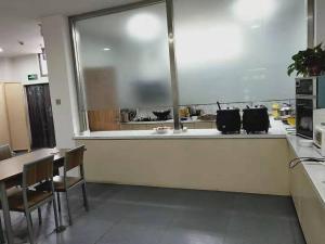 Η κουζίνα ή μικρή κουζίνα στο 7 Days Premium Shanxian Fortune Plaza Branch