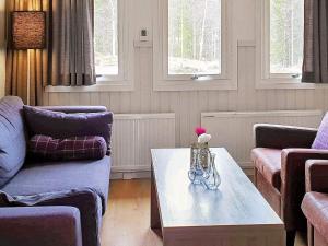 een woonkamer met een tafel met een vaas erop bij 10 person holiday home in S LEN in Sälen