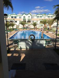 Bazén v ubytovaní Modern apartment in Caleta de Fuste 60m² with shared pool alebo v jeho blízkosti