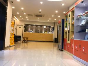 7Days Premium Hefei Mingguang Road Bus Station Branch في خفي: مطعم وجبات سريعة مع كونتر في الخلفية