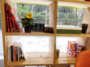 a book shelf filled with books and a window at 7Days Premium Chendu Kuanzhai Alley Branch in Chengdu