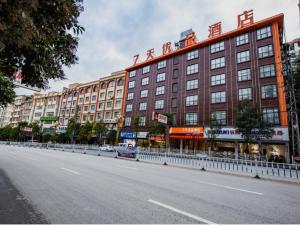 duży budynek po stronie ulicy w obiekcie 7 Days Premium Zhaotong Zhenxiong Branch w mieście Zhenxiong