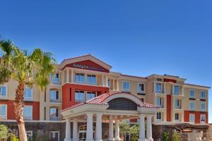 ラスベガスにあるHoliday Inn Express & Suites Las Vegas SW Springvalley, an IHG Hotelの建物の前にガゼボがあるホテル