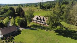 una vista aérea de una casa grande en un campo en Les mouettes - la paix du bord de Seine, en Berville-sur-Seine