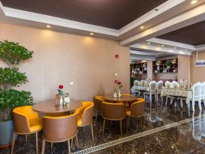 Reštaurácia alebo iné gastronomické zariadenie v ubytovaní 7Days Premium Lanzhou New District Airport Branch