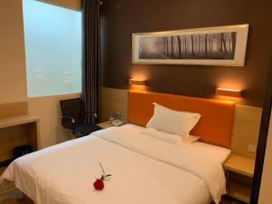 Krevet ili kreveti u jedinici u okviru objekta 7Days Premium Bole Tuanjie South Road Lanhu Courtyard Branch
