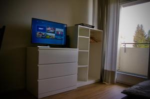 a tv sitting on top of dressers in a room at Gemütliches Studio für zwei in Immenstaad nur 500m vom See in Immenstaad am Bodensee