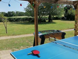 Una mesa de ping pong azul en un parque en Propriété de charme-6 pers Le Pouldu, en Clohars-Carnoët