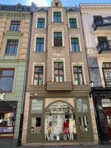 a store front of a building with windows at Centrum Starówki Szeroka Komfort by Rentoom in Toruń
