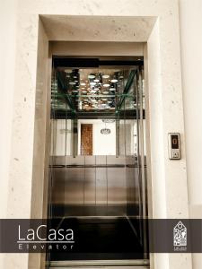 una gran puerta de cristal del ascensor en un edificio en LaCasa Apartments Ulcinj, en Ulcinj