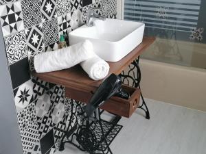 y baño con lavabo blanco sobre una mesa de madera. en Propriété de charme-6 pers Le Pouldu, en Clohars-Carnoët 19 fotos más