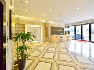 Vstupní hala nebo recepce v ubytování 7Days Premium Chengdu Xinjin Rulin Road Subway Station Branch