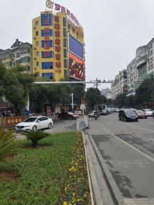 widok na ulicę miejską z budynkiem w obiekcie 7 Days Premium Yichun Gaoshi Road Branch w mieście Yichun