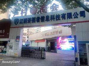 una señal para una tienda en una ciudad asiática en 7 Days Premium Yichun Gaoshi Road Branch, en Yichun