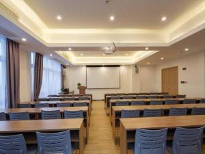 7Days Premium Chongqing Liangping People's Square Center Branch في Liangping: قاعة دروس فيها طاولات وكراسي خشبية ولوح أبيض