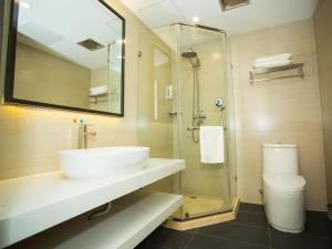 北京市にある7Days Premium Beijing International Trade Jinsong Subway Station Branchの洗面台、シャワー、トイレ付きのバスルーム +38枚の写真