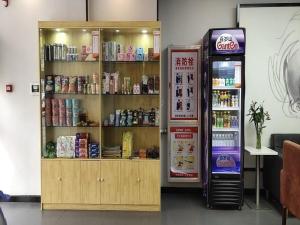 uma loja com um frigorífico e uma máquina de refrigerante em 7Days Premium Luoyang Yichuan Dukang Avenue Branch em Luoyang