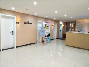 Majoituspaikan 7Days Premium Xining Bayi East Road Tuanjie Bridge Branch aula tai vastaanotto