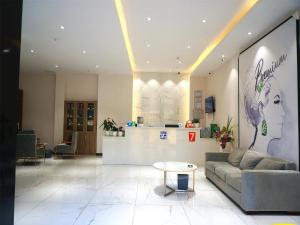 成都市にある7Days Premium Chengdu Yulin South Street Branchのソファとテーブルのあるリビングルーム